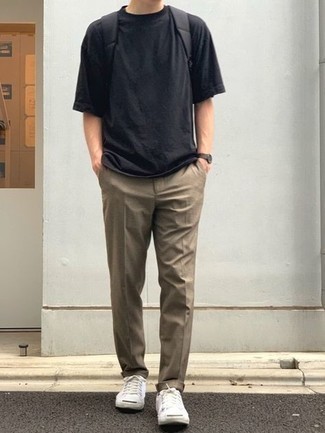 30 Jährige: Wie beige Chinohose mit weißer Segeltuch niedriger Sneakers zu kombinieren – 339 Herren Outfits