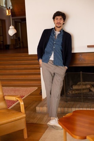 30 Jährige: Wie beige Chinohose mit weißer Segeltuch niedriger Sneakers zu kombinieren – 29 Herbst Herren Outfits
