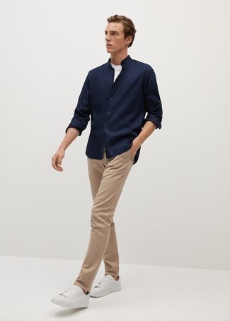 Wie beige Chinohose mit weißer Segeltuch niedriger Sneakers zu kombinieren – 576+ Herren Outfits