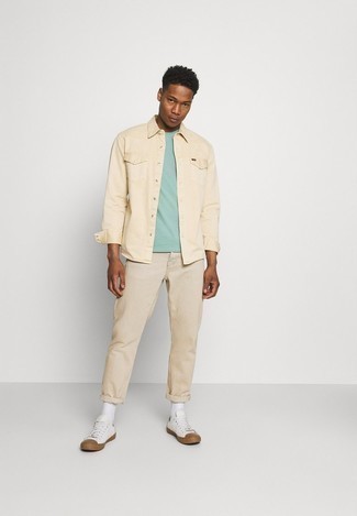 Wie beige Chinohose mit weißer Segeltuch niedriger Sneakers zu kombinieren – 576+ Herren Outfits