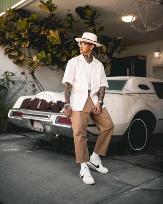 Wie beige Chinohose mit weißer Segeltuch niedriger Sneakers zu kombinieren – 576+ Herren Outfits