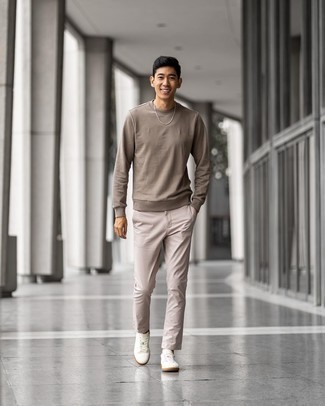 Wie beige Chinohose mit weißer Segeltuch niedriger Sneakers zu kombinieren – 576+ Herren Outfits