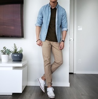 30 Jährige: Wie beige Chinohose mit weißer Segeltuch niedriger Sneakers zu kombinieren – 339 Herren Outfits