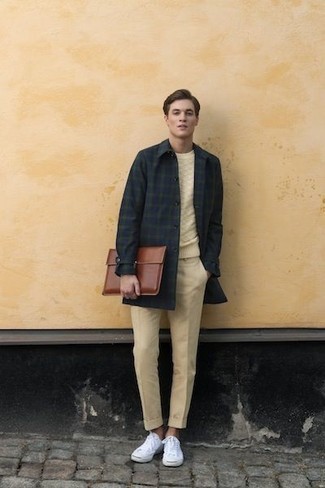 Wie beige Chinohose mit weißer Segeltuch niedriger Sneakers zu kombinieren – 576+ Herren Outfits
