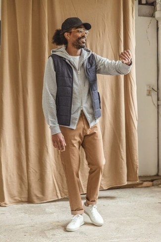 30 Jährige: Wie beige Chinohose mit weißer Segeltuch niedriger Sneakers zu kombinieren – 29 Herbst Herren Outfits
