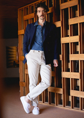 Wie beige Chinohose mit weißer Segeltuch niedriger Sneakers zu kombinieren – 576+ Herren Outfits