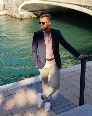30 Jährige: Wie beige Chinohose mit weißer Segeltuch niedriger Sneakers zu kombinieren – 339 Herren Outfits