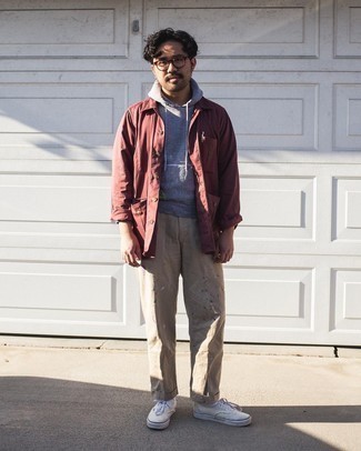 Wie beige Chinohose mit weißer Segeltuch niedriger Sneakers zu kombinieren – 576+ Herren Outfits