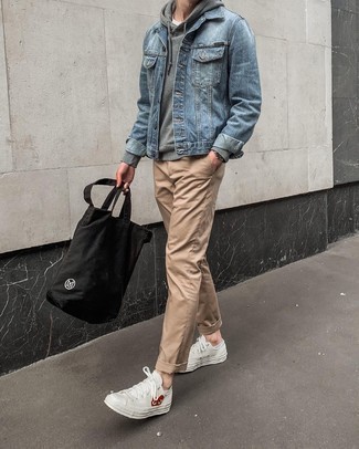 30 Jährige: Wie beige Chinohose mit weißer Segeltuch niedriger Sneakers zu kombinieren – 339 Herren Outfits