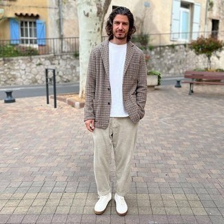 Wie beige Chinohose mit weißer Segeltuch niedriger Sneakers zu kombinieren – 576+ Herren Outfits