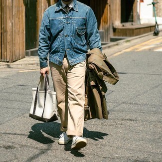 30 Jährige: Wie beige Chinohose mit weißer Segeltuch niedriger Sneakers zu kombinieren – 29 Herbst Herren Outfits