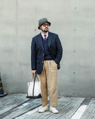 30 Jährige: Wie beige Chinohose mit weißer Segeltuch niedriger Sneakers zu kombinieren – 29 Herbst Herren Outfits