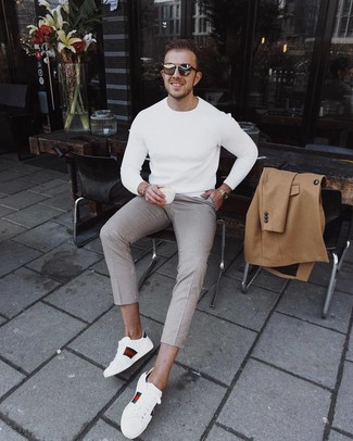 Wie beige Chinohose mit weißer bedruckter Leder niedriger Sneakers zu kombinieren – 10 Herren Outfits