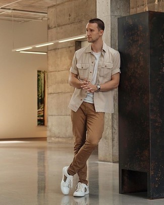 Wie beige Chinohose mit weißer bedruckter Leder niedriger Sneakers zu kombinieren – 10 Herren Outfits