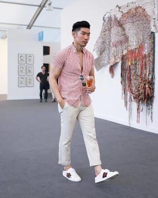 Wie beige Chinohose mit weißer bedruckter Leder niedriger Sneakers zu kombinieren – 10 Herren Outfits