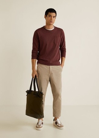 Wie beige Chinohose mit weißer bedruckter Leder niedriger Sneakers zu kombinieren – 10 Herren Outfits