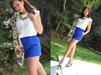 blauer Kimono mit Blumenmuster, weißes ärmelloses Oberteil aus Seide, blaue Shorts, hellbeige Schnürstiefeletten aus Wildleder für Damen