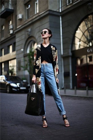 Schwarze und goldene Leder Sandaletten kombinieren – 500+ Damen Outfits: Wahlen Sie einen schwarzen Kimono mit Blumenmuster und hellblauen Jeans, um ein modisches Freizeit-Outfit zu zaubern. Schwarze und goldene Leder Sandaletten sind eine perfekte Wahl, um dieses Outfit zu vervollständigen.
