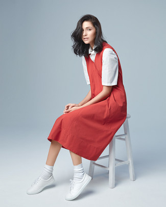 Weiße Socken kombinieren – 109 Damen Outfits: Ein roter Kleiderrock und weiße Socken schaffen einen lässigen City-Look, der aber immer schick bleibt und Ihre Persönlichkeit unterstreicht. Weiße Segeltuch niedrige Sneakers bringen Eleganz zu einem ansonsten schlichten Look.