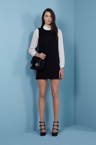 Kleiderrock kombinieren – 72 Damen Outfits: Entscheiden Sie sich für einen Kleiderrock und ein weißes Chiffon Businesshemd - mehr brauchen Sie nicht, um einen Casual-Look zu schaffen. Schwarze Leder Pumps mit Ausschnitten sind eine kluge Wahl, um dieses Outfit zu vervollständigen.
