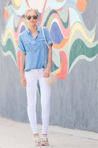 blaue Chambray Kurzarmbluse, weiße enge Jeans, weiße Leder Sandaletten, hellbeige gesteppte Leder Umhängetasche für Damen