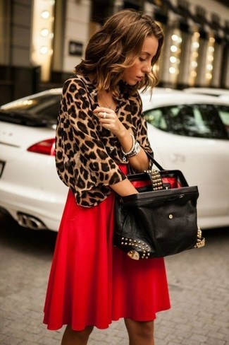 braune Kurzarmbluse mit Leopardenmuster, roter Midirock mit Falten, schwarze verzierte Shopper Tasche aus Leder, silberne Uhr für Damen