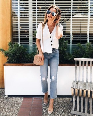 Keilsandaletten kombinieren – 285 Damen Outfits: Wenn Sie nach dem idealen Alltags-Outfit suchen, vereinigen Sie eine weiße Kurzarmbluse mit hellblauen Jeans mit Destroyed-Effekten. Komplettieren Sie Ihr Outfit mit Keilsandaletten, um Ihr Modebewusstsein zu zeigen.