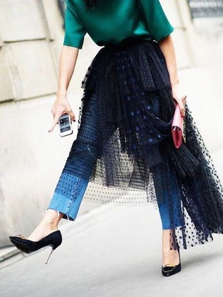 Jeans kombinieren – 500+ Damen Outfits: Probieren Sie die Kombi aus einer grünen Kurzarmbluse und Jeans, um einen mühelosen Freizeit-Look zu schaffen, der in der Garderobe der Frau auf keinen Fall fehlen darf. Schwarze Wildleder Pumps sind eine ideale Wahl, um dieses Outfit zu vervollständigen.