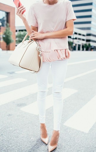 Beige Satchel-Tasche aus Leder kombinieren – 206 Damen Outfits: Probieren Sie diese Kombi aus einer rosa Kurzarmbluse und einer beige Satchel-Tasche aus Leder für einen genialen entspannten Look. Dieses Outfit passt hervorragend zusammen mit hellbeige Leder Pumps.