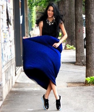 Blauen Maxirock kombinieren – 22 Damen Outfits: Paaren Sie eine schwarze Kurzarmbluse mit einem blauen Maxirock für einen bequemen Look, das außerdem gut zusammen passt. Fühlen Sie sich mutig? Ergänzen Sie Ihr Outfit mit schwarzen Leder Oxford Schuhen.