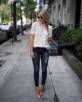 Weiße Kurzarmbluse kombinieren – 117 Damen Outfits: Kombinieren Sie eine weiße Kurzarmbluse mit dunkelblauen engen Jeans, um einen super lässigen aber glamurösen Look zu erreichen. Hellbeige Leder Pumps sind eine kluge Wahl, um dieses Outfit zu vervollständigen.