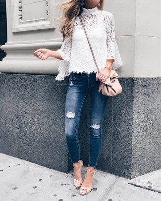 Weiße Spitze Bluse kombinieren – 113 Damen Outfits: Eine weiße Spitze Bluse und dunkelblaue enge Jeans mit Destroyed-Effekten sind eine richtig coole Paarung, die sieht sehr entspannt aus. Hellbeige Leder Sandaletten sind eine ideale Wahl, um dieses Outfit zu vervollständigen.