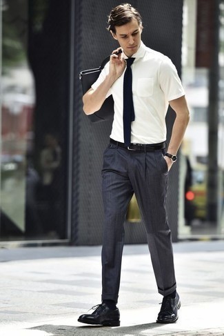 20 Jährige: Weißes und violettes Kurzarmhemd kombinieren – 5 Elegante Herren Outfits: Geben Sie den bestmöglichen Look ab in einem weißen und violetten Kurzarmhemd und einer dunkelgrauen Anzughose. Wählen Sie schwarzen Leder Derby Schuhe, um Ihr Modebewusstsein zu zeigen.