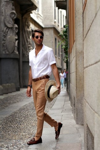 Welche Kurzarmhemden mit brauner Slipper zu tragen – 310 Sommer Herren Outfits: Entscheiden Sie sich für ein Kurzarmhemd und eine beige Anzughose für einen stilvollen, eleganten Look. Fühlen Sie sich ideenreich? Ergänzen Sie Ihr Outfit mit braunen Slippern. Dieser Look eignet sich super für den Sommer.