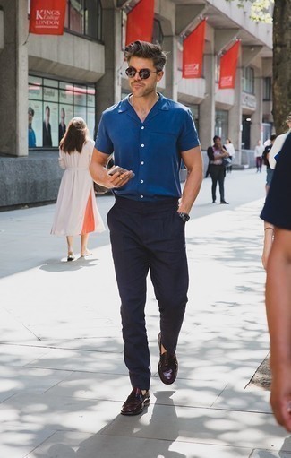 30 Jährige: Dunkelblaue Anzughose kombinieren – 500+ Herren Outfits: Kombinieren Sie ein blaues Kurzarmhemd mit einer dunkelblauen Anzughose für eine klassischen und verfeinerte Silhouette. Entscheiden Sie sich für dunkelroten Leder Slipper, um Ihr Modebewusstsein zu zeigen.