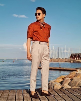 20 Jährige: Slipper kombinieren – 1200+ Herren Outfits: Kombinieren Sie ein rotbraunes Kurzarmhemd mit einer hellbeige Anzughose für eine klassischen und verfeinerte Silhouette. Slipper bringen Eleganz zu einem ansonsten schlichten Look.