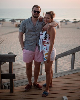Graues Kurzarmhemd kombinieren – 356 Herren Outfits: Ein graues Kurzarmhemd und rosa Badeshorts sind eine perfekte Wochenend-Kombination. Fügen Sie dunkelroten Segeltuch Espadrilles für ein unmittelbares Style-Upgrade zu Ihrem Look hinzu.