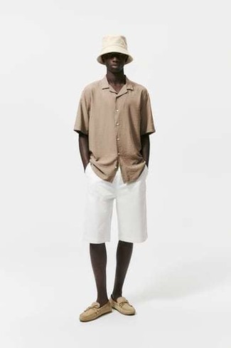 20 Jährige: Mokassins kombinieren – 44 Herren Outfits: Kombinieren Sie ein beige Kurzarmhemd mit weißen Shorts für ein Alltagsoutfit, das Charakter und Persönlichkeit ausstrahlt. Mokassins fügen sich nahtlos in einer Vielzahl von Outfits ein.