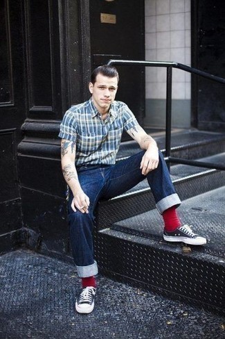 Rote Socken kombinieren – 500+ Herren Outfits: Ein blaues Kurzarmhemd mit Schottenmuster und rote Socken sind eine perfekte Wochenend-Kombination. Fühlen Sie sich ideenreich? Wählen Sie schwarzen und weißen Segeltuch niedrige Sneakers.
