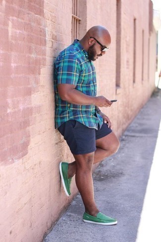 Grüne Business Schuhe kombinieren – 15 Herren Outfits: Kombinieren Sie ein blaues Kurzarmhemd mit Schottenmuster mit dunkelblauen Shorts für einen bequemen Alltags-Look. Fühlen Sie sich mutig? Wählen Sie grünen Business Schuhe.