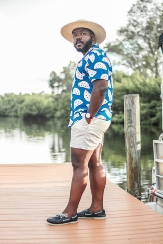 Schwarze Leder Bootsschuhe kombinieren – 73 Herren Outfits: Kombinieren Sie ein blaues bedrucktes Kurzarmhemd mit hellbeige Shorts für ein sonntägliches Mittagessen mit Freunden. Vervollständigen Sie Ihr Look mit schwarzen Leder Bootsschuhen.