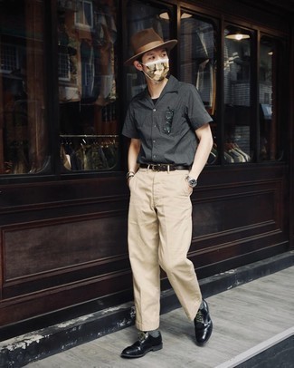 Hellbeige Chinohose kombinieren – 500+ Smart-Casual Herren Outfits: Erwägen Sie das Tragen von einem dunkelgrauen Kurzarmhemd und einer hellbeige Chinohose, um mühelos alles zu meistern, was auch immer der Tag bringen mag. Fühlen Sie sich ideenreich? Entscheiden Sie sich für schwarzen Leder Derby Schuhe.