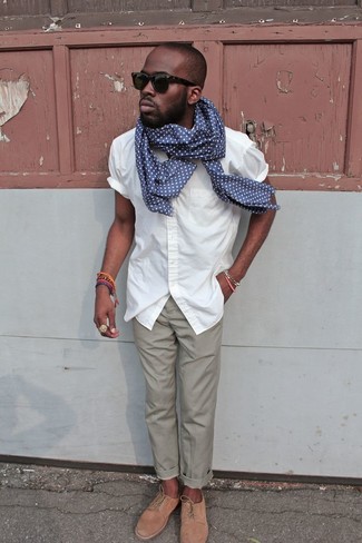 Dunkelblauen Schal kombinieren – 500+ Herren Outfits: Kombinieren Sie ein weißes Kurzarmhemd mit einem dunkelblauen Schal für einen entspannten Wochenend-Look. Fügen Sie beige Wildleder Derby Schuhe für ein unmittelbares Style-Upgrade zu Ihrem Look hinzu.