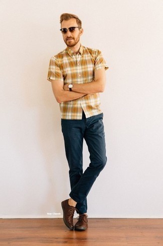 Gelbes Kurzarmhemd kombinieren – 203 Herren Outfits: Kombinieren Sie ein gelbes Kurzarmhemd mit einer dunkelblauen Chinohose, um mühelos alles zu meistern, was auch immer der Tag bringen mag. Entscheiden Sie sich für braunen Leder Derby Schuhe, um Ihr Modebewusstsein zu zeigen.