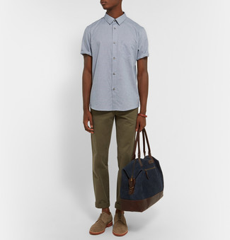 20 Jährige: Hemd kombinieren – 500+ Smart-Casual Herren Outfits: Kombinieren Sie ein Hemd mit einer olivgrünen Chinohose, um einen lockeren, aber dennoch stylischen Look zu erhalten. Braune Wildleder Derby Schuhe sind eine einfache Möglichkeit, Ihren Look aufzuwerten.