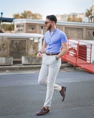 Doppelmonks kombinieren – 500+ Herren Outfits: Vereinigen Sie ein hellblaues Kurzarmhemd mit einer weißen Chinohose für ein bequemes Outfit, das außerdem gut zusammen passt. Wählen Sie Doppelmonks, um Ihr Modebewusstsein zu zeigen.