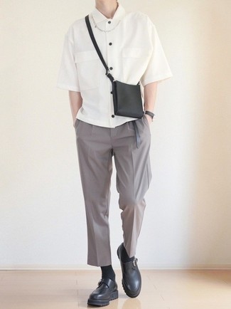 Monks kombinieren – 500+ Smart-Casual Herren Outfits: Kombinieren Sie ein weißes Kurzarmhemd mit einer grauen Chinohose, um einen lockeren, aber dennoch stylischen Look zu erhalten. Fühlen Sie sich ideenreich? Wählen Sie Monks.
