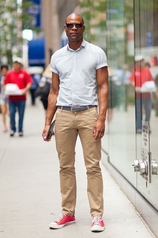 30 Jährige: Grauen Ledergürtel kombinieren – 34 Herren Outfits: Ein weißes Kurzarmhemd und ein grauer Ledergürtel sind eine perfekte Wochenend-Kombination. Fühlen Sie sich ideenreich? Vervollständigen Sie Ihr Outfit mit roten Segeltuch niedrigen Sneakers.