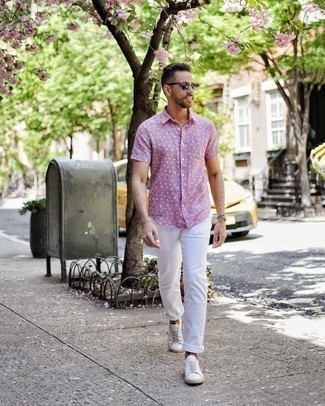 30 Jährige: Lederarmband kombinieren – 104 Casual Herren Outfits: Halten Sie Ihr Outfit locker mit einem rosa gepunkteten Kurzarmhemd und einem Lederarmband. Fühlen Sie sich ideenreich? Entscheiden Sie sich für weißen Segeltuch niedrige Sneakers.