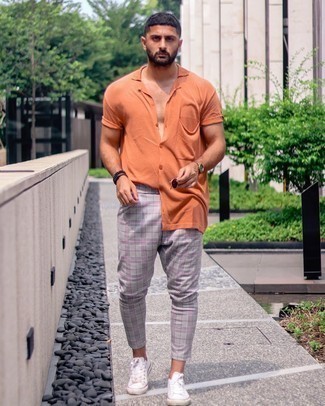 Orange Kurzarmhemd kombinieren – 203 Herren Outfits: Kombinieren Sie ein orange Kurzarmhemd mit einer grauen Chinohose mit Schottenmuster, um mühelos alles zu meistern, was auch immer der Tag bringen mag. Ergänzen Sie Ihr Look mit weißen Segeltuch niedrigen Sneakers.